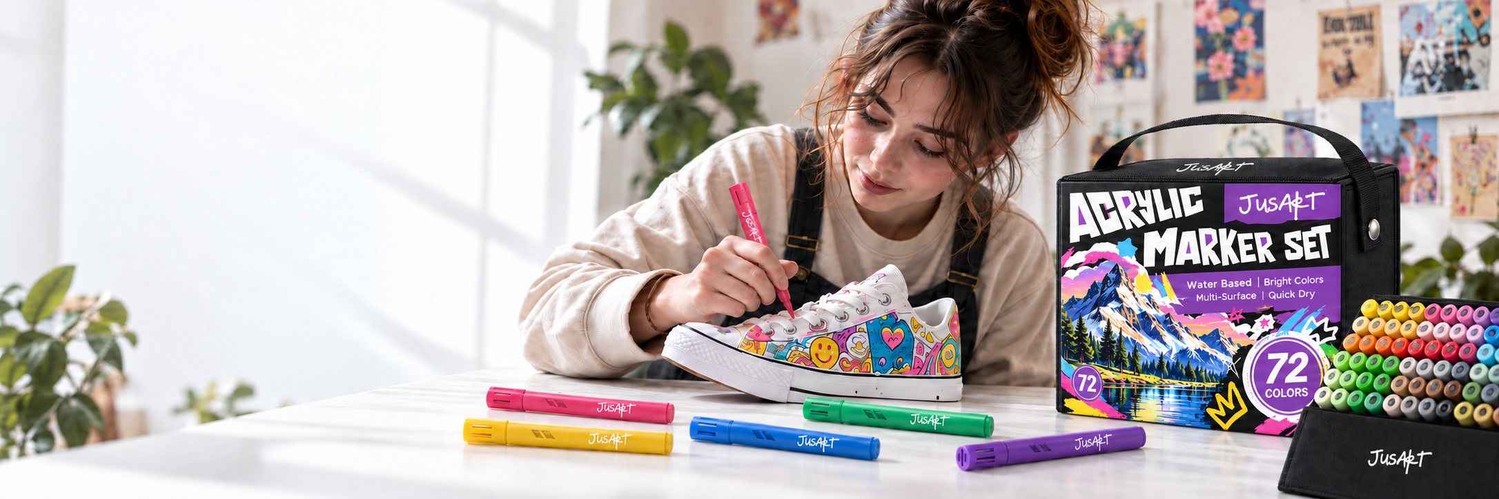 Escena creativa con marcadores de colores JusArt